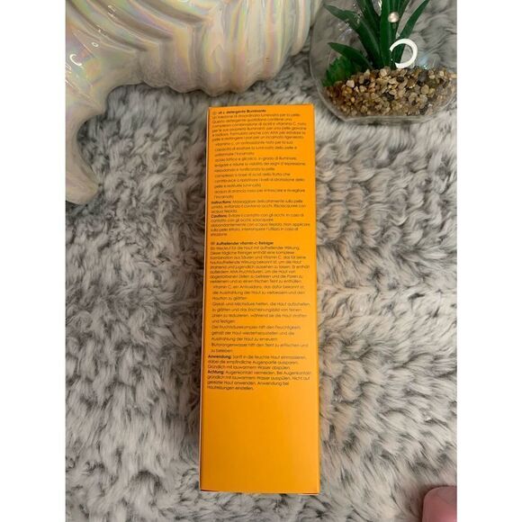 Rodial Vitamin C Brightening Cleanser - Picture 2 of 4